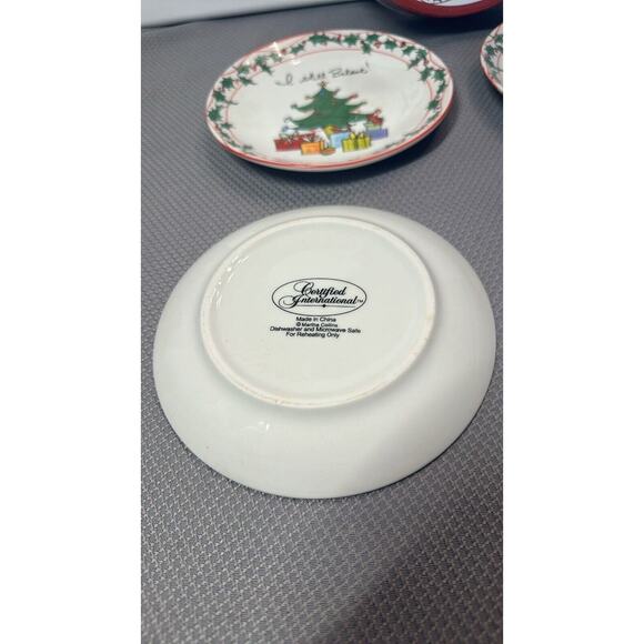 Set of 4 Certified International Ceramic Canapé Christmas plates 1 w/chip** - Picture 10 of 14